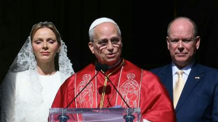Le pape XIV, entouré de la princesse Charlène et du prince Albert II de Monaco, prononce un discours depuis le balcon du palais princier à Monte-Carlo, le 28 mars 2026