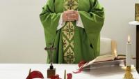 Photo prise et diffusée le 16 octobre 2026 par Vatican Media montrant le pape Léon XIV célébrant une messe à l'hôpital Gemelli à Rome, où il est en convalescence après une intervention chirurgicale pour retirer une tumeur cancéreuse au poumon