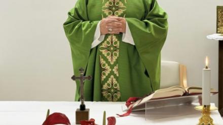 Photo prise et diffusée le 16 octobre 2026 par Vatican Media montrant le pape Léon XIV célébrant une messe à l'hôpital Gemelli à Rome, où il est en convalescence après une intervention chirurgicale pour retirer une tumeur cancéreuse au poumon