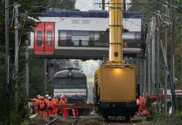 Des grues relèvent une voiture d'un train qui a déraillé, à Cléon, en Seine-Maritime, le 16 septembre 2026 