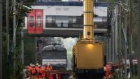 Des grues relèvent une voiture d'un train qui a déraillé, à Cléon, en Seine-Maritime, le 16 septembre 2026 