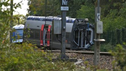 Photo le 12 septembre 2026 d'une voiture du TER qui a déraillé la veille à Cléon, en Seine-Maritime,  faisant 44 blessés