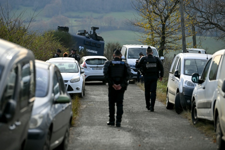 Des gendarmes à proximité d'un rassemblement d'agriculteurs pour empêcher l'abattage d'un troupeau de 200 vaches parmi lesquelles un cas de dermatose nodulaire contagieuse (DNC) a été détecté à Les-Bordes-sur-Arize, le 11 décembre 2025 en Ariège