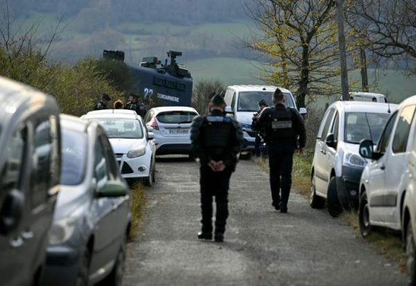 Des gendarmes à proximité d'un rassemblement d'agriculteurs pour empêcher l'abattage d'un troupeau de 200 vaches parmi lesquelles un cas de dermatose nodulaire contagieuse (DNC) a été détecté à Les-Bordes-sur-Arize, le 11 décembre 2025 en Ariège
