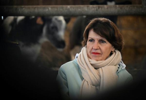 La ministre de l'Agriculture Annie Genevard lors d'une visite dans une ferme Saint-Georges-de-la-Rivière, dans la Manche le 22 janvier 2026 
