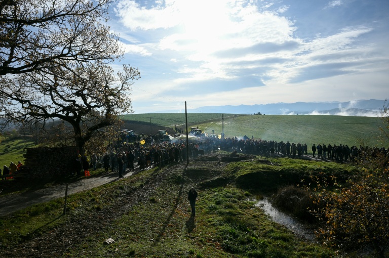 Des agriculteurs rassemblés pour empêcher l'abattage d'un troupeau de 200 vaches, suite à la détection de la dermatose nodulaire contagieuse (DNC) aux Bordes-sur-Arize, le 11 décembre 2025 en Ariège