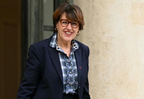 La ministre française de l'Agriculture, Annie Genevard, quitte l'Élysée après une réunion du Conseil des ministres, à Paris, le 10 décembre 2025