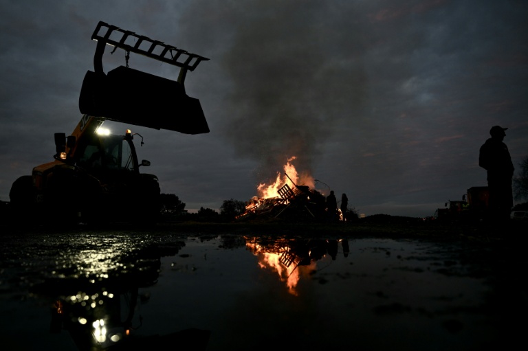 Des agriculteurs bloquent l'autoroute A63 à l’échangeur de Cestas, en Gironde, dans le sud-ouest de la France, le 16 décembre 2025
