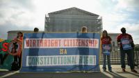 Des manifestants brandissent des pancartes en faveur du droit du sol aux Etats-Unis devant la Cour suprême, à Washington le 15 mai 2025