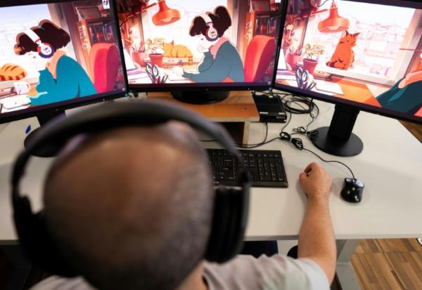 Un homme regarde sur son ordinateur la chaîne YouTube "LoFi Girl", produite par le Français Dim et illustrée par Juan Pablo Machado, le 17 septembre 2026 à Paris