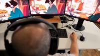 Un homme regarde sur son ordinateur la chaîne YouTube "LoFi Girl", produite par le Français Dim et illustrée par Juan Pablo Machado, le 17 septembre 2026 à Paris