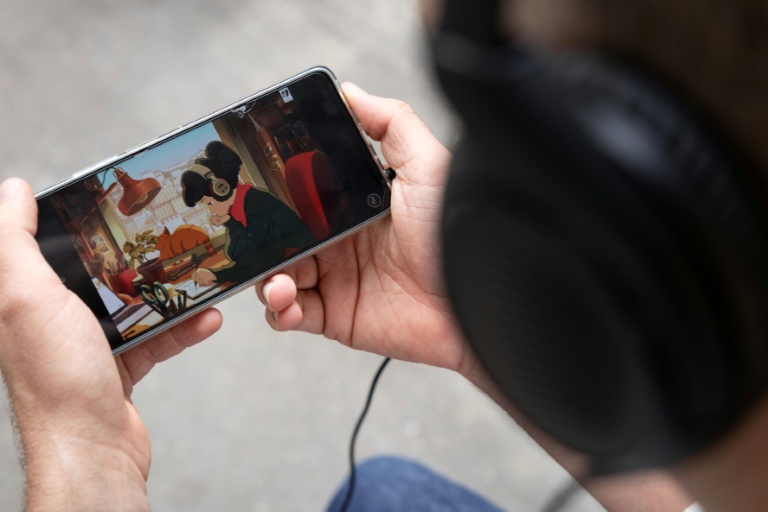 Un homme regarde sur son téléphone la chaîne YouTube 