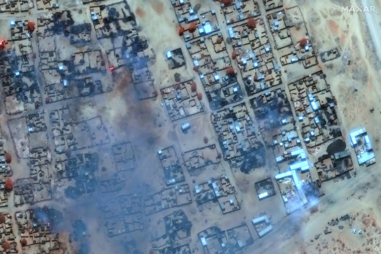 Image satellite fournie par Maxar Technologies et publiée le 17 avril 2025, montrant de la fumée des bâtiments détruits dans le camp de déplacés de Zamzam au Soudan