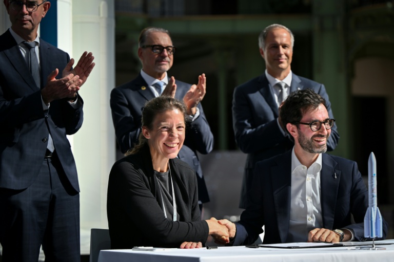 La fondatrice et PDG de The Exploration Company (TEC) Hélène Huby et le PDG D'Arianespace David Cavailloles après la signature d'un accord ,le 10 septembre 2026 à Paris