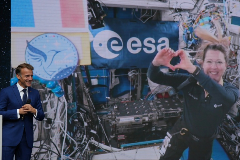Le président Emmanuel Macron en visio-conférence avec l'astronaute française Sophie Adenot depuis la Station spatiale internationale pendant le sommet  international sur l'Espace, le 10 septembre 2026 à Paris
