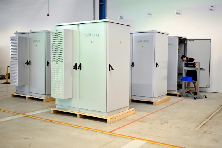 Des armoires de stockage de modules de batteries sur le site de production de Voltfang à Aix-la-Chapelle, le 19 août 2025 en Allemagne
