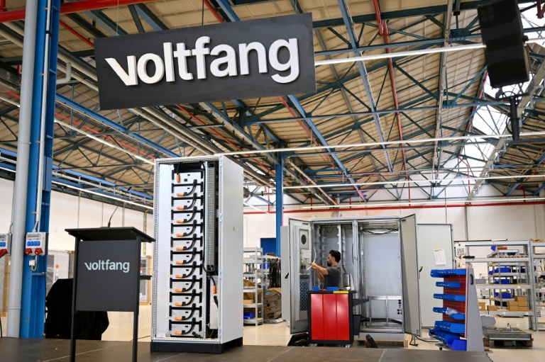 Un employé assemble un module de stockage de batteries sur le site de production de Voltfang, à Aix-la-Chappelle, le 19 août 2025 en Allemagne