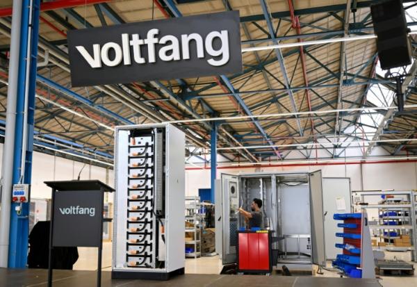 Un employé assemble un module de stockage de batteries  sur le site de production de Voltfang, à Aix-la-Chappelle, le 19 août 2025 en Allemagne