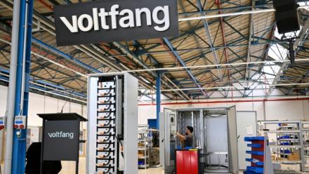 Un employé assemble un module de stockage de batteries  sur le site de production de Voltfang, à Aix-la-Chappelle, le 19 août 2025 en Allemagne