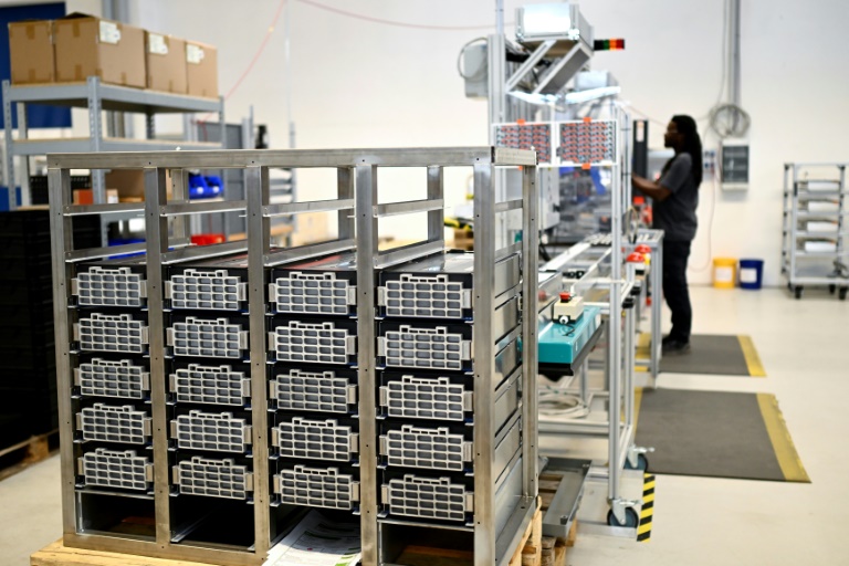 Un employé travaille sur le reconditionnement et le stockage de batteries sur le site de production de Voltfang à Aix-la-Chapelle, le 19 août 2025 en Allemagne