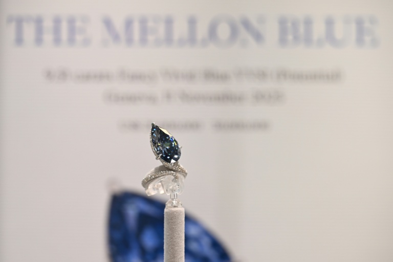 Le Mellon Blue, un diamant bleu vif de 9,51 carats taillé en poire, ayant appartenu à Bunny Mellon, horticultrice, philanthrope et collectionneuse d’art américaine, présenté chez Christie's à Hong Kong, le 23 octobre 2025, avant une vente aux enchères en novembre