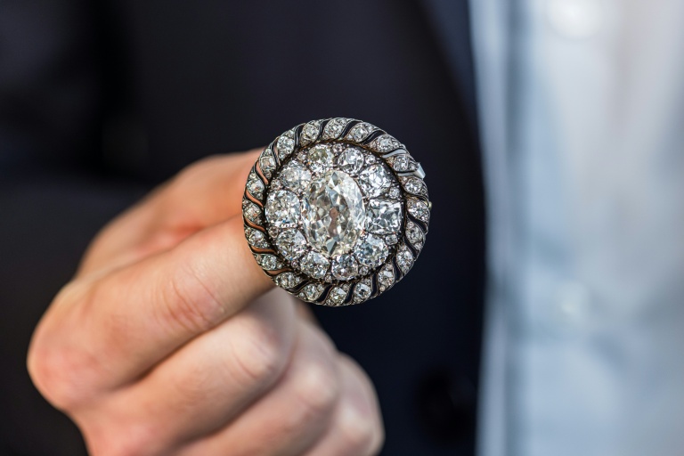 Un employé de Sotheby's présente une broche circulaire ornée de diamants anciens ayant appartenu à Napoléon Bonaparte et récupérée par l'armée prussienne après la défaite de Waterloo, avant une vente aux enchères à Genève, le 6 novembre 2025