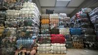 Des sacs de vêtements de seconde main entreposées au centre de recyclage "Le Relais, Acigné, banlieue de Rennes, le 21 juillet 2025