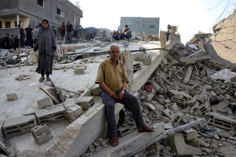 Des Palestiniens constatent les dégâts causés par une frappe israélienne ayant touché la maison d'une famille à Jabalia, dans le nord de la bande de Gaza, le 23 mai 2025