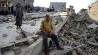 Des Palestiniens constatent les dégâts causés par une frappe israélienne ayant touché la maison d'une famille à Jabalia, dans le nord de la bande de Gaza, le 23 mai 2025