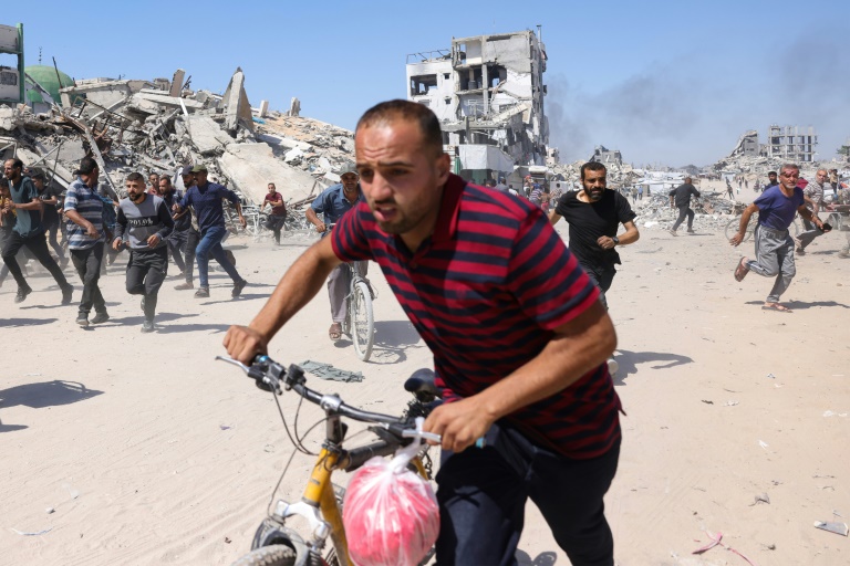 Des Palestiniens courent se mettre à l’abri lors d’une frappe de drone israélien à Jabalia, dans le nord de la bande de Gaza, le 23 mai 2025