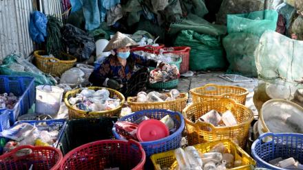 Une femme trie des déchets n plastique près de Hanoï, au Vietnam, le 25 novembre 2025