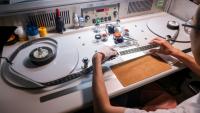Un technicien inspecte la pellicule d'un vieux film à l'Institut taïwanais du cinéma et de l'audiovisuel (TFAI), le 23 juin 2026 à Taipeï

