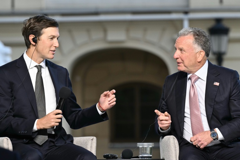 L'émissaire américaine Steve Witkoff (à droite) et le gendre de Donald Trump, Jared Kushner, participent à une conférence de presse après leurs discussions avec le président ukrainien Volodymyr Zelensky, à Kiev, le 6 septembre 2026