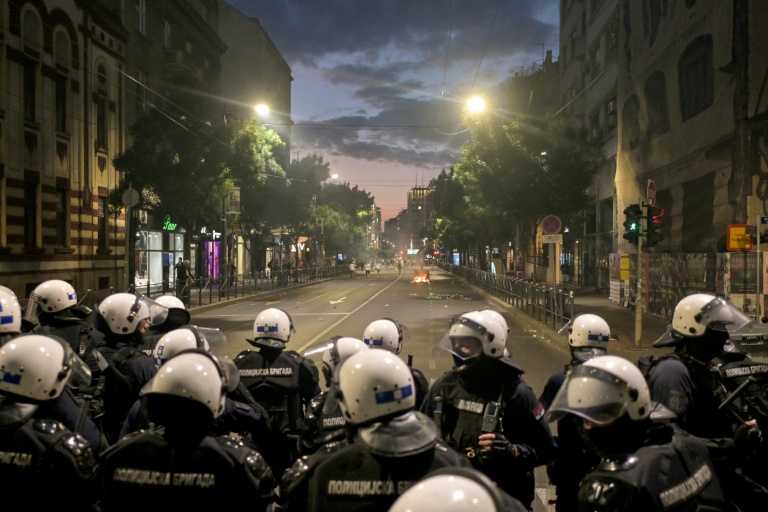 Des policiers antiémeute positionnés dans une rue de Belgrade, en Serbie, lors de heurts à la fin d’une manifestation antigouvernementale dénonçant la corruption et réclamant des élections anticipées, le 23 mai 2026