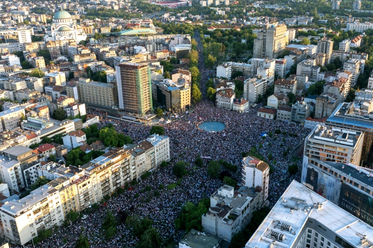 Photo aérienne d'une manifestation antigouvernementale à Belgrade le 23 mai 2026
