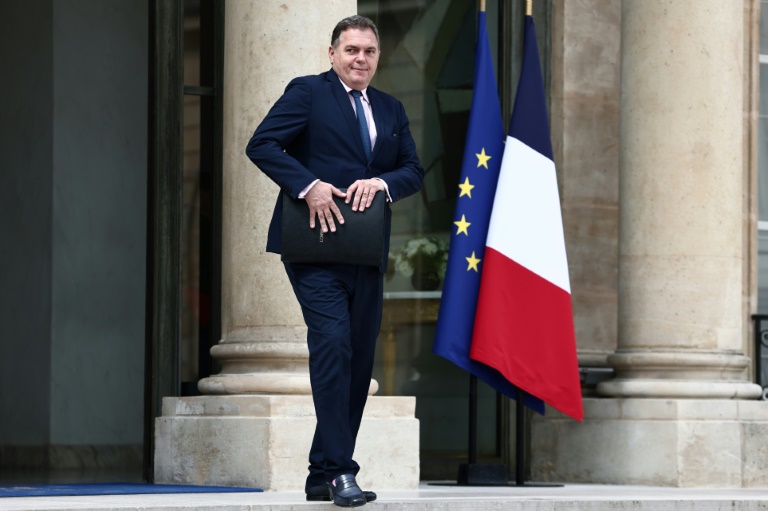 Le ministre des transports, Philippe Tabarot, arrive à la réunion hebdomadaire du cabinet au palais de l'Elysée à Paris, le 12 juin 2025