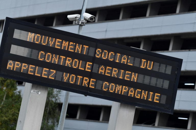Un panneau d'information sur lequel on peut lire 