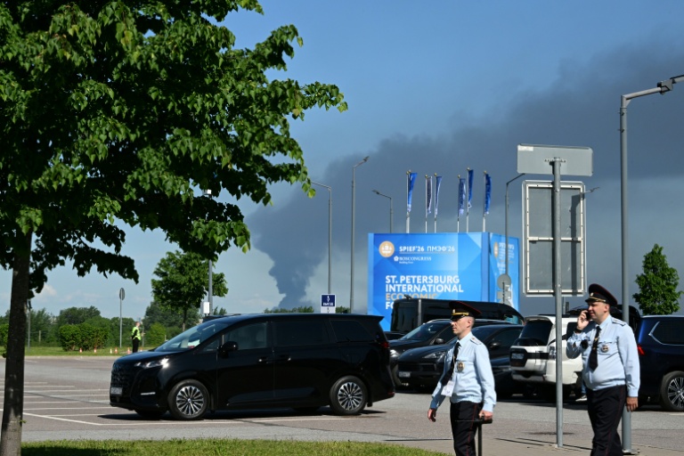 De la fumée à proximité de l'endroit où se tient le Forum économique (SPIEF) de Saint-Pétersbourg, le 3 juin 2026, en Russie