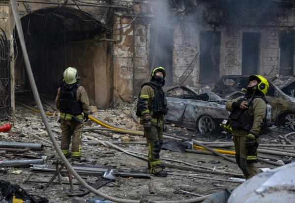 Des pompiers ukrainiens éteignent un incendie dans des bâtiments touchés par des frappes aériennes russes dans la ville portuaire d'Odessa, le 9 août 2026