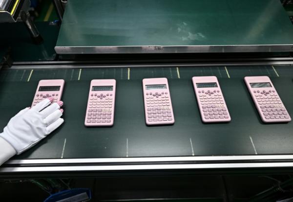 Des calculatrices assemblées dans une usine Casio à Nakhon Ratchasima, dans le nord-est de la Thaïlande, le 12 novembre 2025 