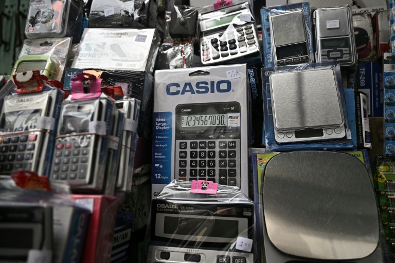 Des calculettes Casio en vente sur un marché de Bangkok, le 18 novembre 2025