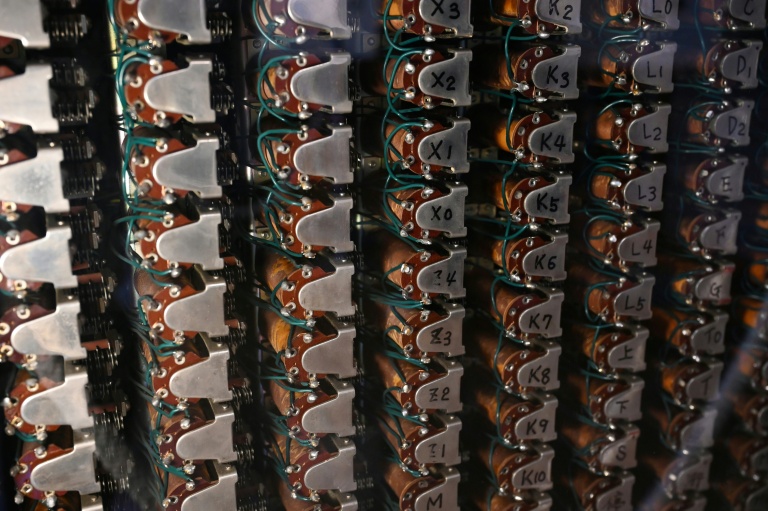 Des commutateurs de la calculatrice Casio 14-A, inventée en 1957, sont exposés au musée Toshio Kashio de Tokyo, le 25 novembre 2025 