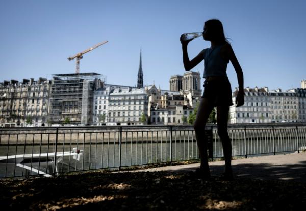 Piétonne avec une bouteille en plastique, sur la voie Georges-Pompidou, itinéraire de 13 kilomètres traversant Paris en longeant la rive droite de la Seine, le 24 juin 2026.