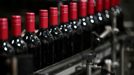 Affectée par les crises économiques mais aussi des changements générationnels, la consommation mondiale de vin a continué de décliner en 2025, de 2,7% sur un an, à un niveau inédit depuis 1957, a estimé mardi l'Organisation internationale de la vigne et du vin (OIV)