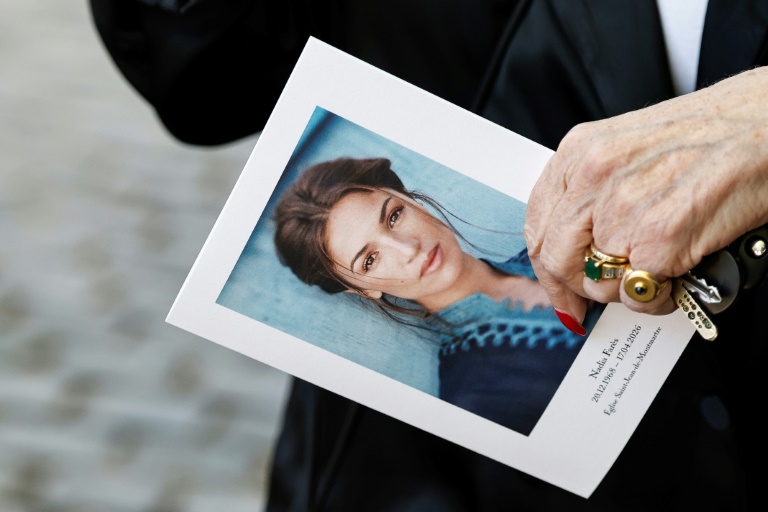 Un portrait de Nadia Farès tenu par une participante à ses obsèques, à Paris, le 24 avril 2026