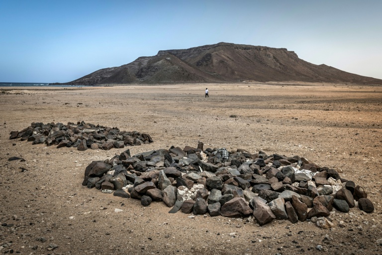 Des fosses communes où reposent des migrants non-identifiés, le 12 avril 2026, sur la plage de Gehere à Djibouti