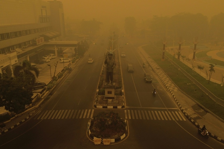 Les fuméres toxiques des incendies à Palangkaraya, en Indonésie, le 15 octobre 2026