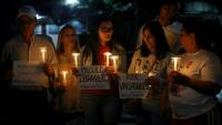 Des proches de prisonniers politiques effectuent une veillée devant la prison d'El Rodeo I à Guatire, près de Caracas, le 10 janvier 2026