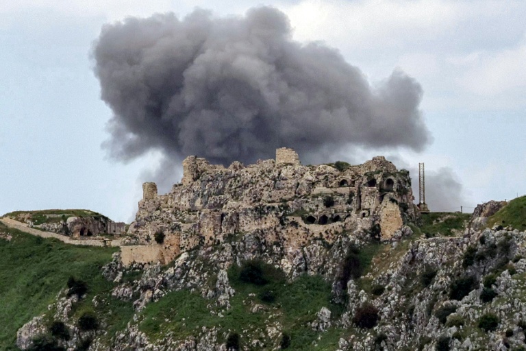 La fumée d'une frappe aérienne israélienne derrière la château de Beaufort, datant de l'époque des Croisades (XIIe siècle), le 6 mai 2026 dans le sud du Liban