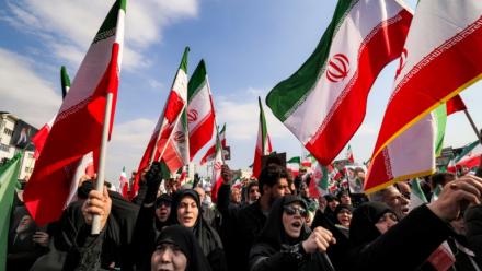 Des manifestants à Téhéran affichant leur soutien au nouveau guide suprême iranien le 9 mars 2026